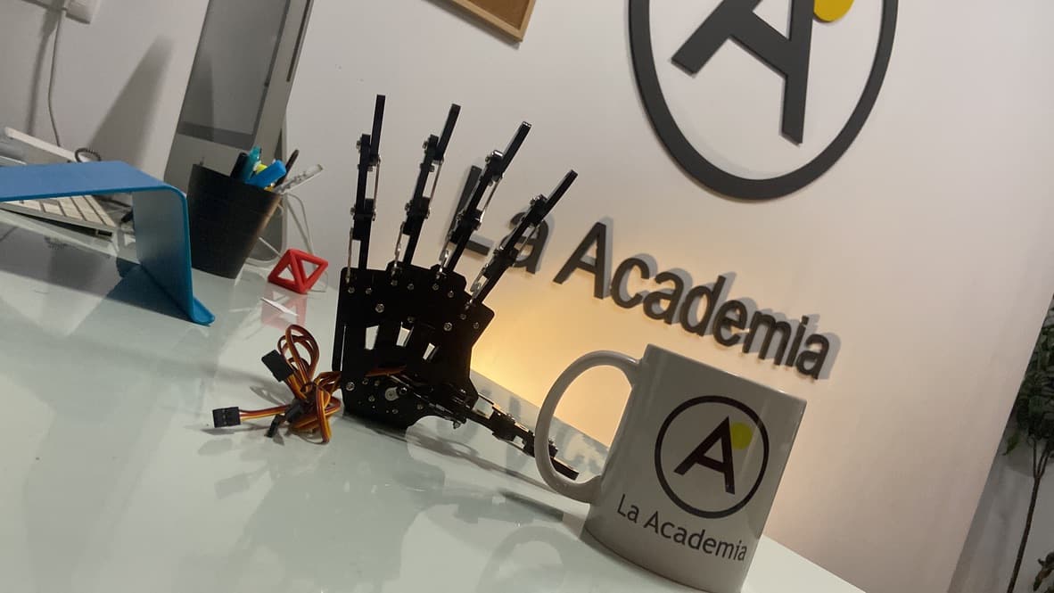 Mano robótica articulada La Academia